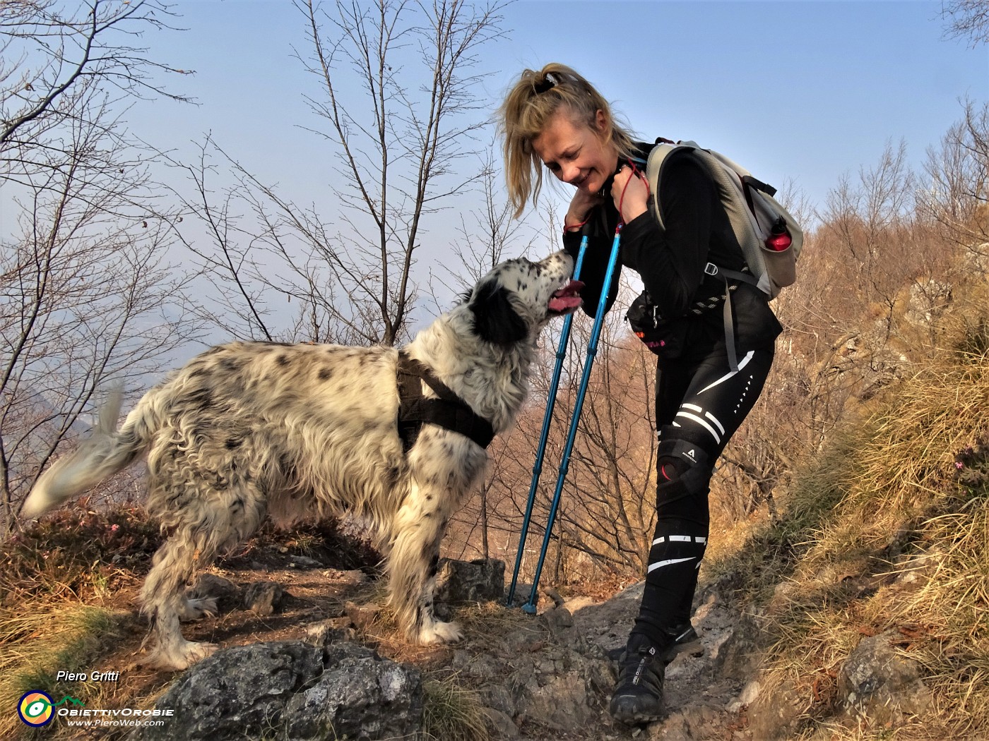 37 Nina contenta di camminare sui monti.JPG